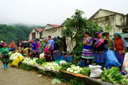 GOING TO “SÍN CHÉNG” MARKET – BACK TO THE HEAD OF THE FLOWING RIVER